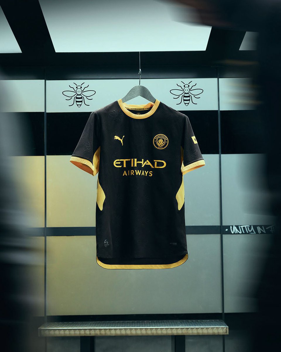 Mercado_Ingles's tweet photo. 𝗢𝗙𝗜𝗖𝗜𝗔𝗟 Manchester City lanza su nuevo kit de visitantes para la temporada 2026/2027. 🟢🟡 https://t.co/zBILmgOMY8