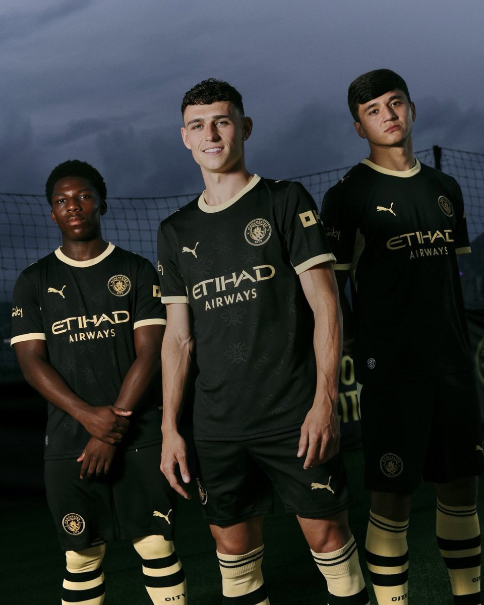 Mercado_Ingles's tweet photo. 𝗢𝗙𝗜𝗖𝗜𝗔𝗟 Manchester City lanza su nuevo kit de visitantes para la temporada 2026/2027. 🟢🟡 https://t.co/zBILmgOMY8