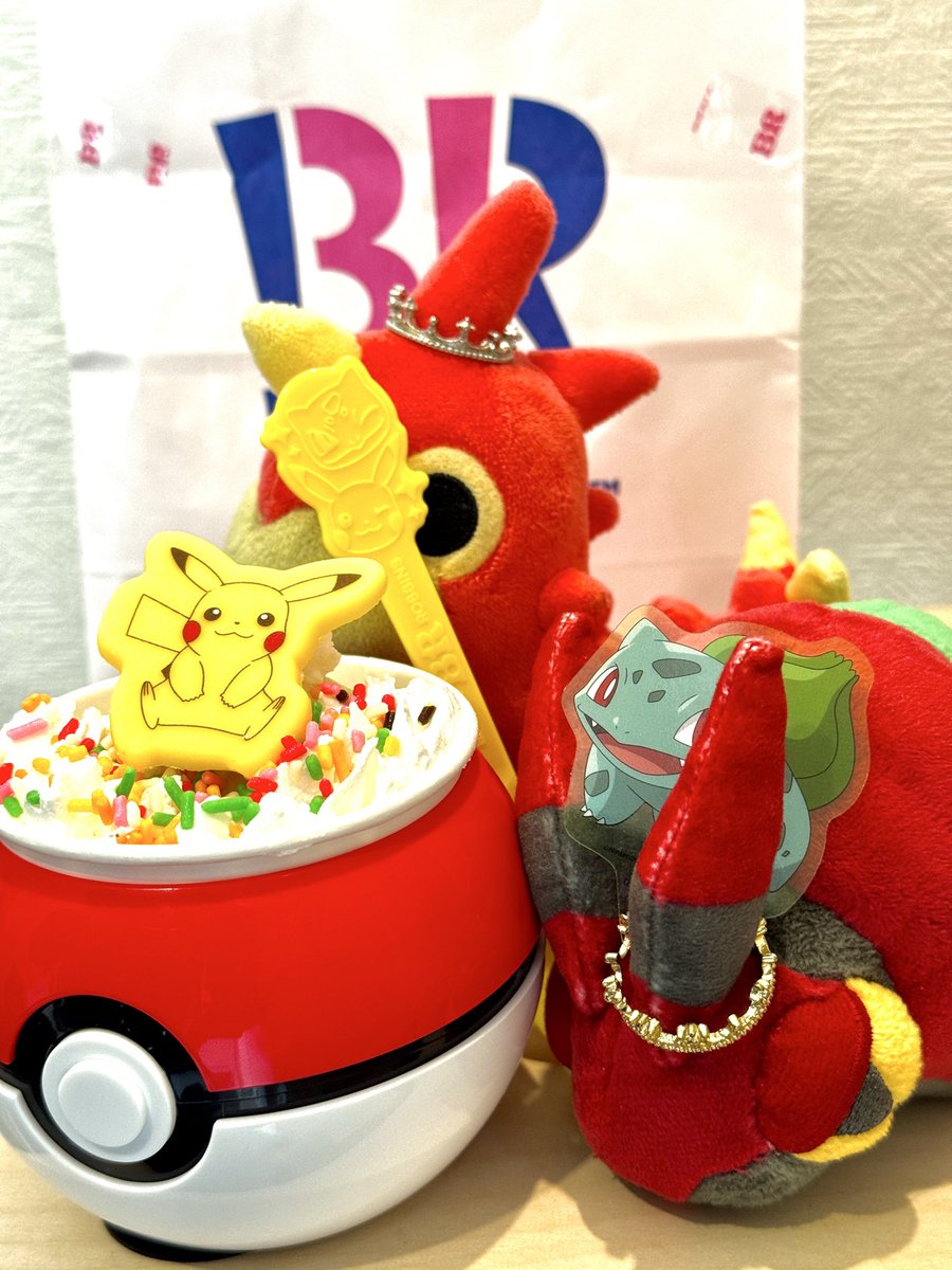 samenamida22's tweet photo. そしてお店に行ってきました😊

31のアイス屋さん✨️
何年ぶりかな〜。今はダイキュリーアイスというのが流行ってるらしいですね？

さあさ。せっかくお持ち帰りにしてきたから、クーラーの効いた部屋で食べよか😋

#ポケモンfitのある暮らし
#ポケモンfit
#ぬい活 https://t.co/vu9LIsU7Bx