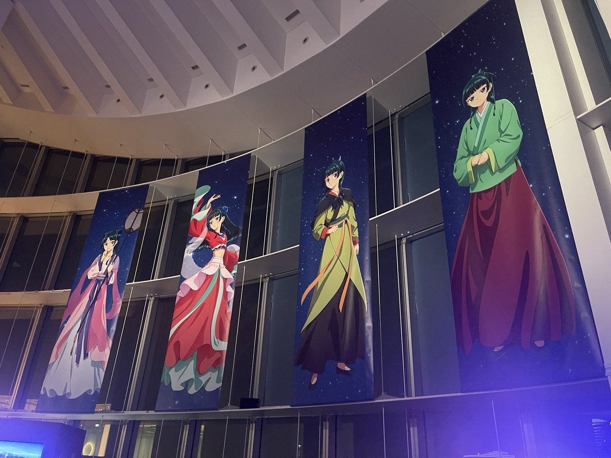 kuni1118's tweet photo. 昨夜は #六本木ヒルズ に行ってきました。

いま最上階の展望室で #薬屋のひとりごと のイベントをやっているのです。

猫猫や壬氏さまはもちろん、登場人物の相関図などとても見ごたえがありました。

中でも子翠こと楼蘭妃の「最期の舞」を再編集された映像は感動します

１２月の映画も楽しみ😊 https://t.co/eVkQ1iWcJW