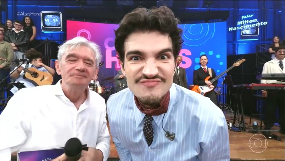 teamjao's tweet photo. JÃO NO ALTAS HORAS https://t.co/5zBWq42psK