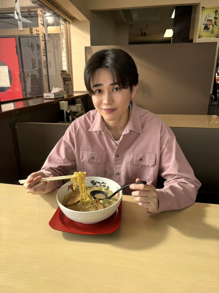 sho_nishigaki_'s tweet photo. ＼お知らせ🍜／

昨日より放映されている
「らーめん世界」のCMに出演させていただいております！！

こちらでは撮影時のオフショットをお届けします💁

この機会に皆さんもぜひ食べてみてください✨

#らーめん世界
#PR

byマネージャー https://t.co/DVwLv3IAK5