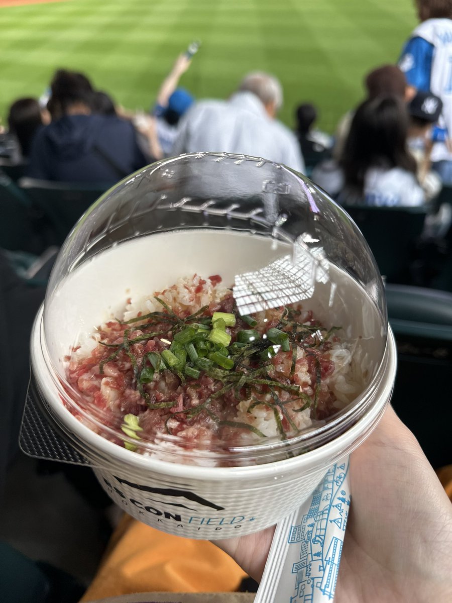 sapporo_keibi's tweet photo. おはようございます☀️
初めまして！
今まで担当していたＡさんと共に #新千歳空港 や会社の魅力を伝えていく中の人Bです🙇‍♀️
早速ですが先日、福利厚生でエスコンのチケットをいただきファイターズを見てきました！
 #企業公式つぶやき部
 #企業公式さんと繋がりたい
 #企業公式相互フォロー
 #エスコン https://t.co/0JZWlci0tu