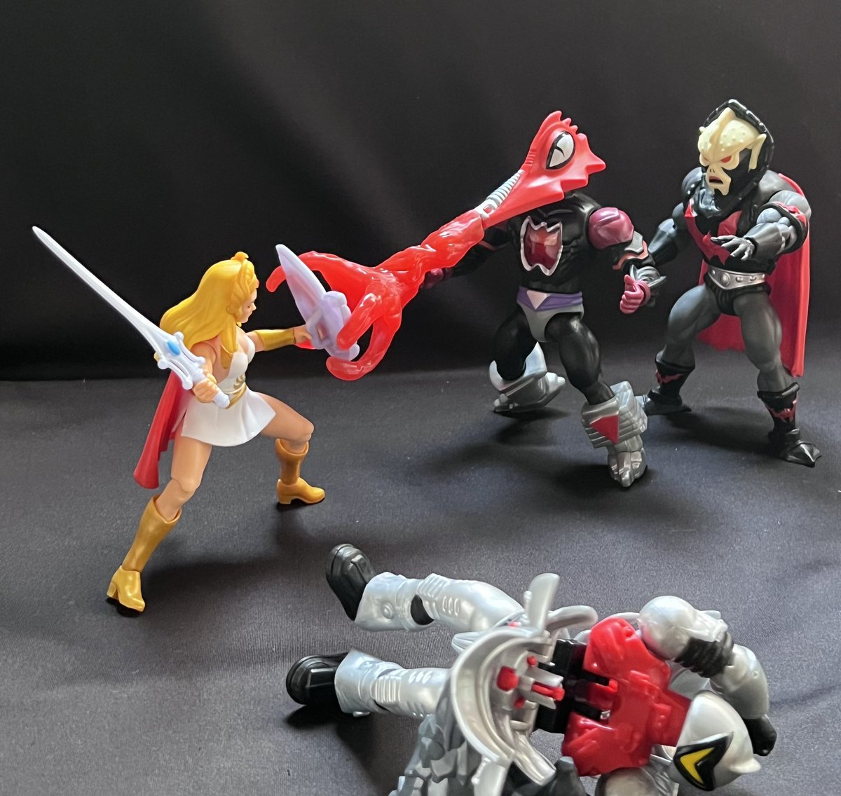 asovnovic's tweet photo. #motu
#princessofpower
#shera
純粋に玩具版も味があって良いな。
ところでヒーマンキャラの名前を日本語的に変えると
HE-MAN → カレーシ
SHE-RA → カノージョ
SKELTOR → ガイコッツ
みたいなもんで、ドクロベエとかドロンジョとかボヤッキーとかヤッターマンに近く、ダサくて愛らしい。 https://t.co/LcCkJ8KMDs