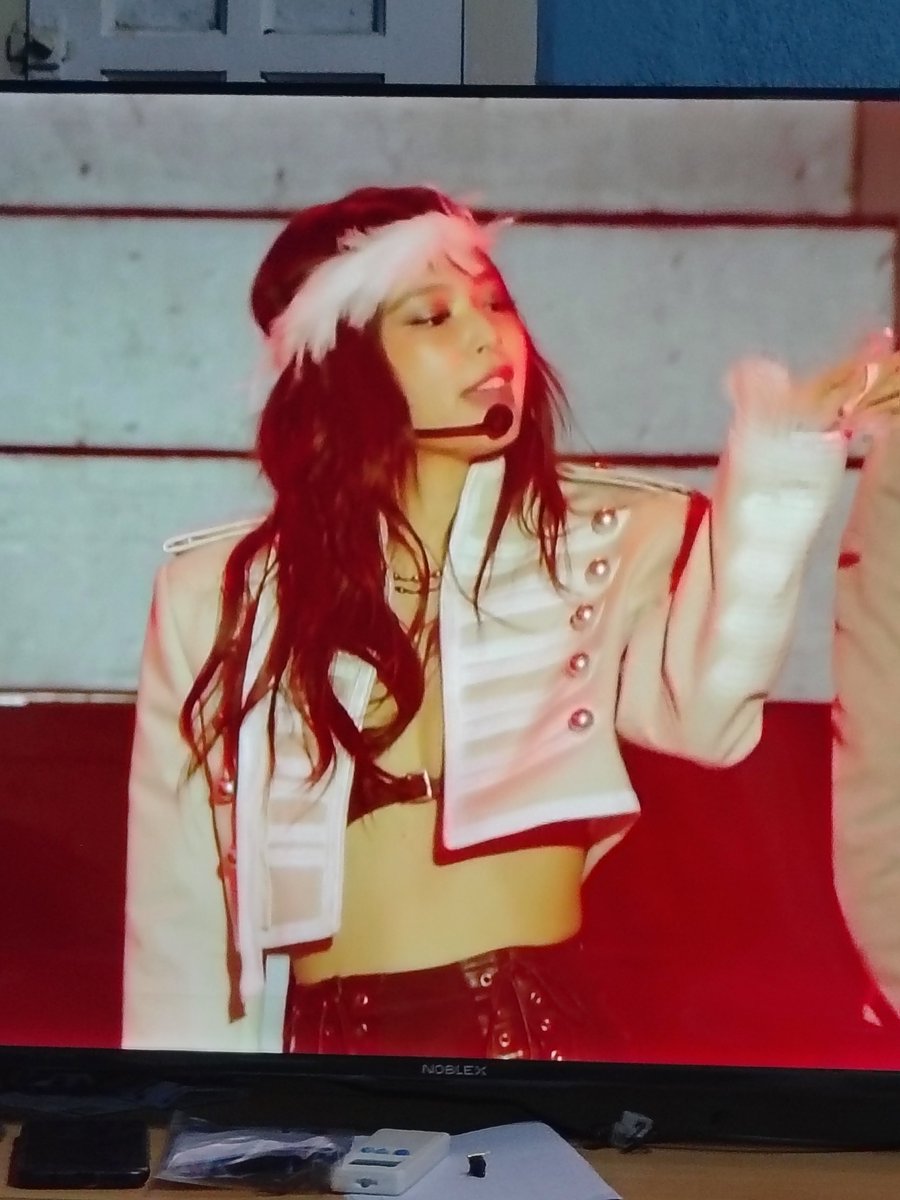 kt_blink's tweet photo. JENNIE palooza https://t.co/cwrpQhuPSY