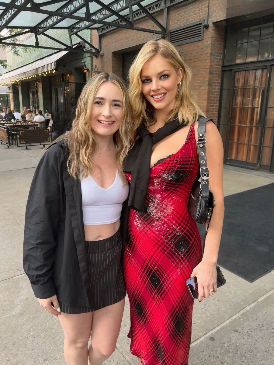 weavingsource's tweet photo. New/old pictures of Samara Weaving with fans in New York. https://t.co/pAZ3xx7XfG