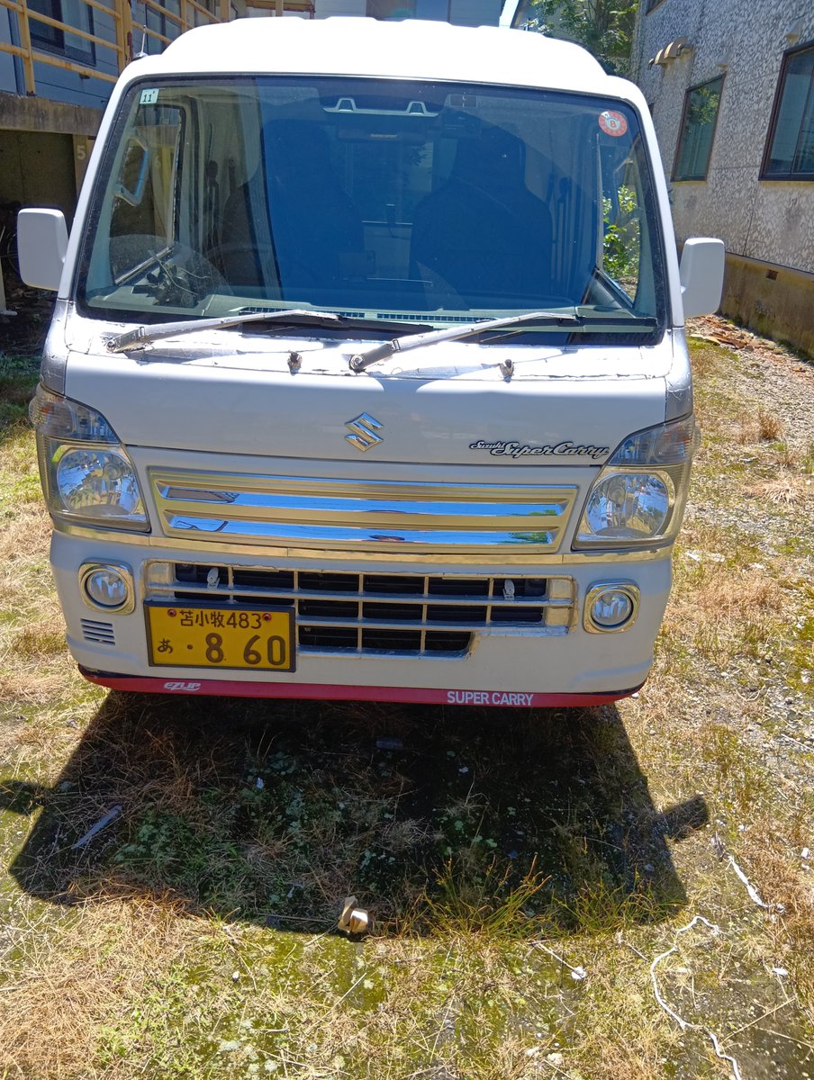 MASATO94877846's tweet photo. 以前使った薄手のアルミ板の余りで、バンパー上部の飾りラインを、アルミテープから張り替えました。同時にホワイトレター入れ直しと、バッテリーカバーの踏むな表示塗り直しです🤗 https://t.co/kH0X98tpWo