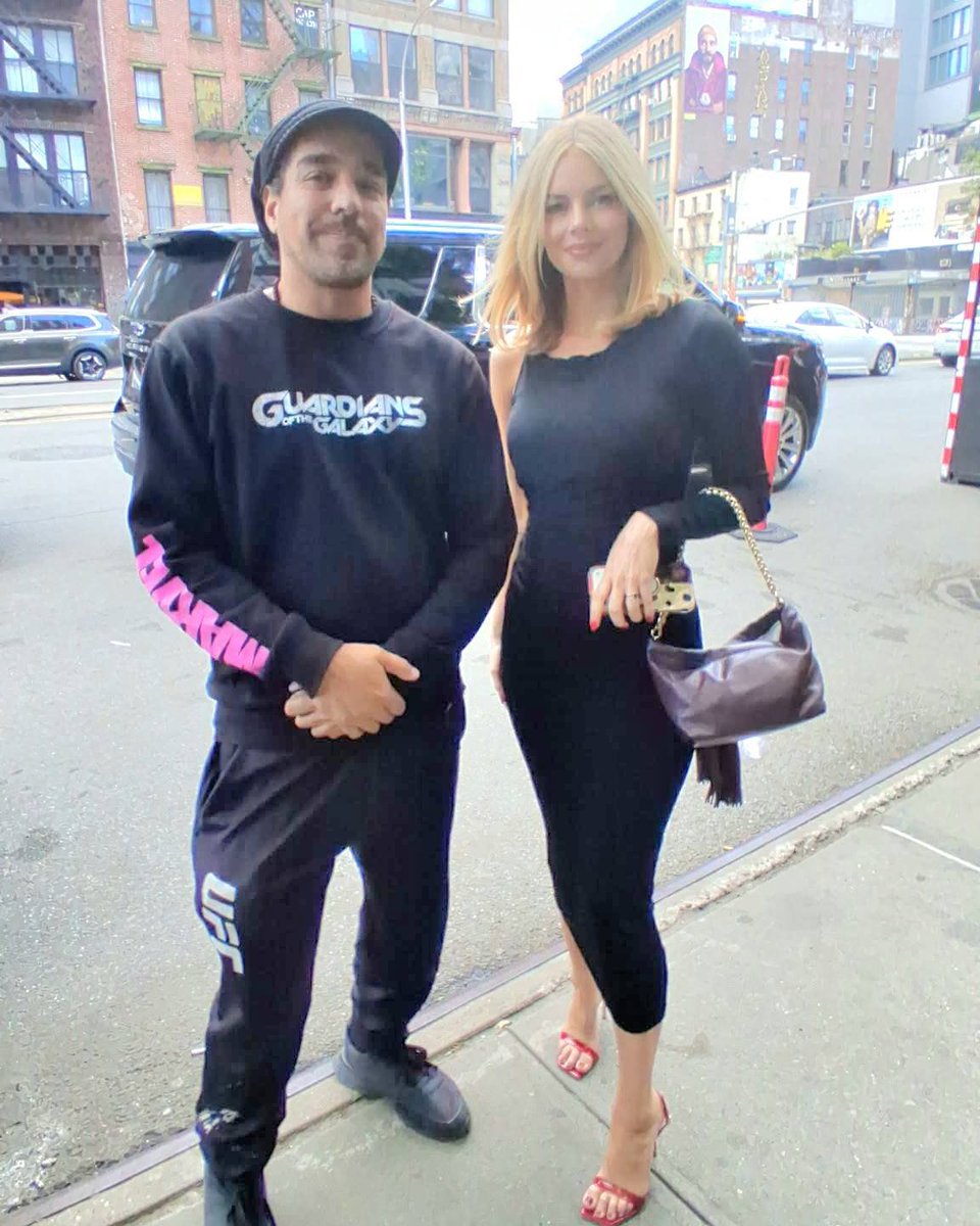 weavingsource's tweet photo. New/old pictures of Samara Weaving with fans in New York. https://t.co/pAZ3xx7XfG