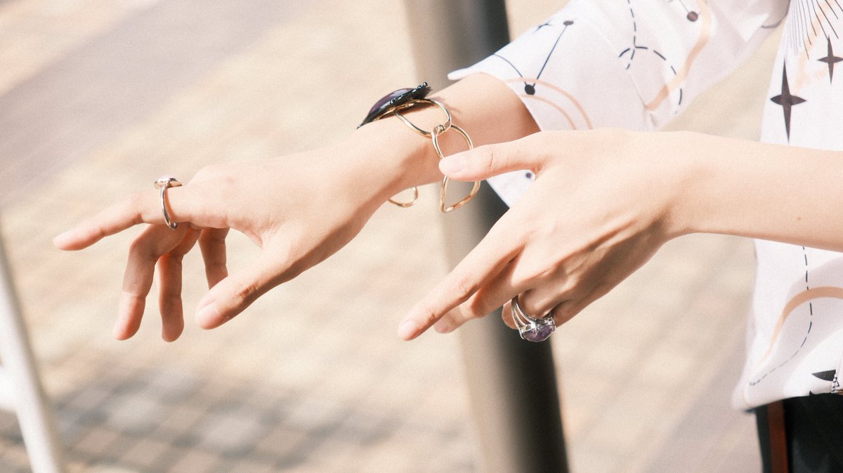 al_mauj_90's tweet photo. コスプレの手だけの写真めっちゃエモくて最高 https://t.co/Xhy88kSVVX