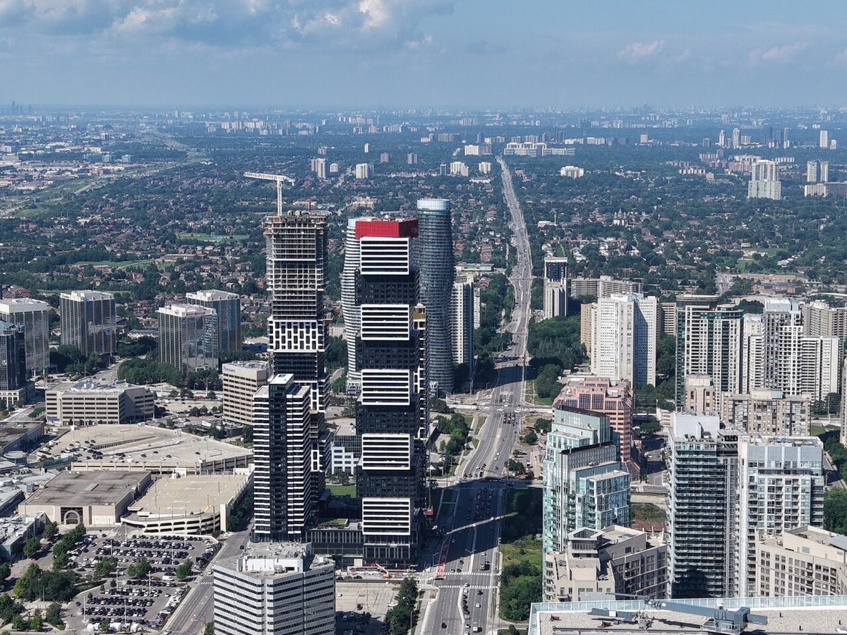 2024dion's tweet photo. We underrate how weird Canadian land use planning is. American sprawl with a sprinkle of Dubai https://t.co/7DosESRROQ