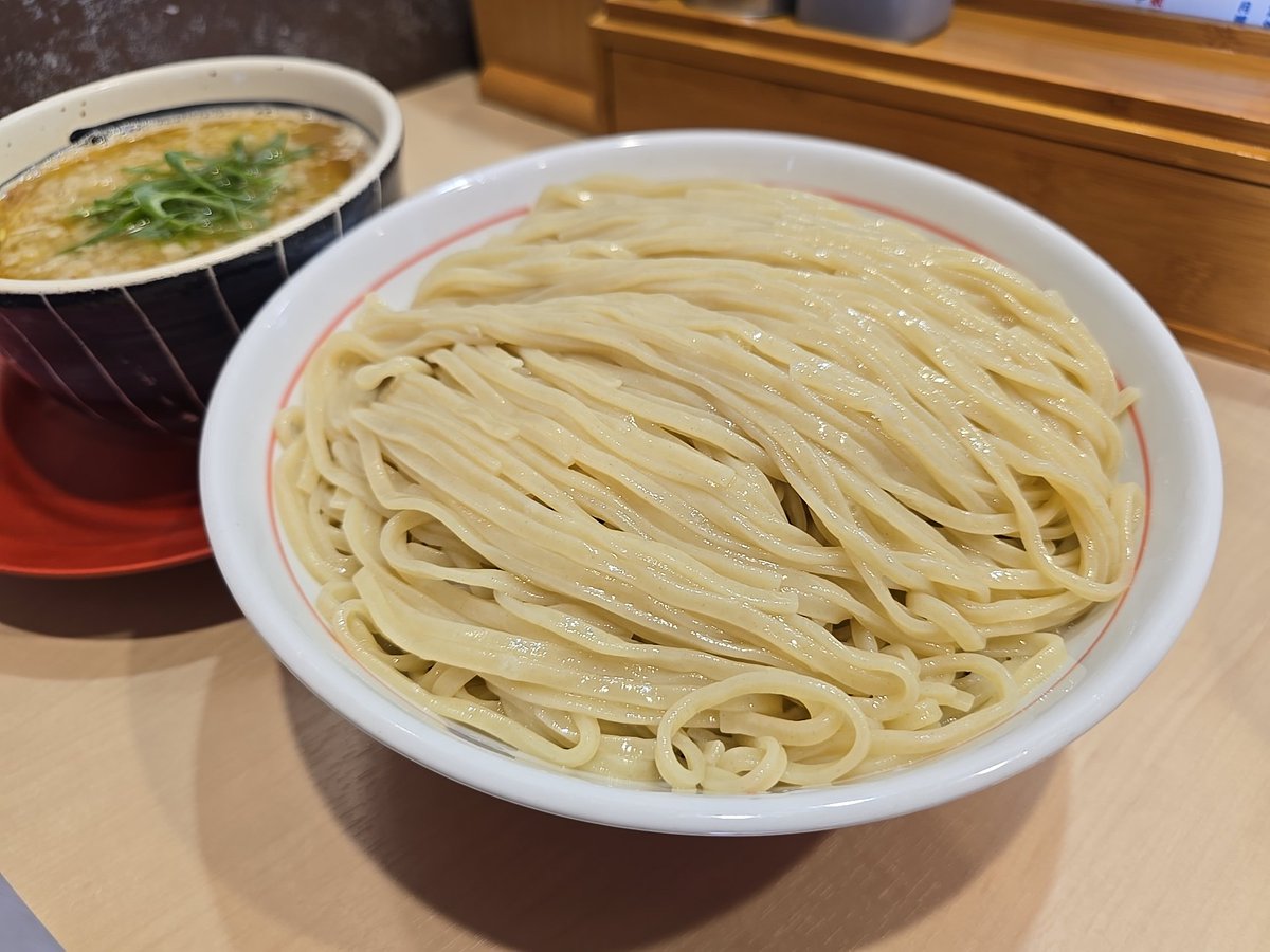 come_back_yz's tweet photo. 麺屋えぐち さんの 塩つけそば (背脂TP/メガ盛600g )

グッとした弾力性ある平打ち麺は口当たり＆啜り心地抜群🥰噛む度に広がる小麦感もスゴイ😋
キレある塩ダレのつけ汁は素材の旨味と風味満点✨麺との相性＆バランス感も抜群で最高に美味🤤 https://t.co/VDvX2Z6EZp