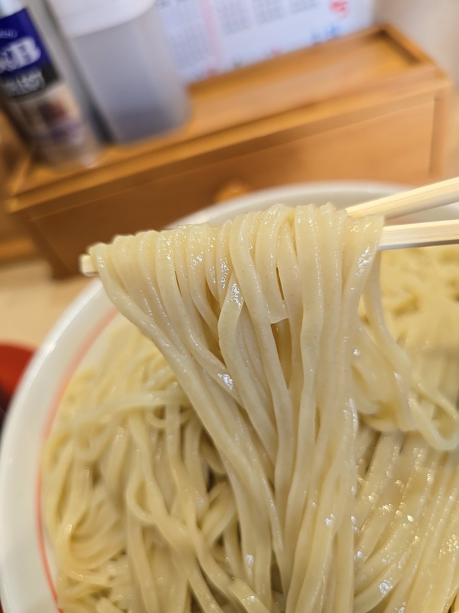 come_back_yz's tweet photo. 麺屋えぐち さんの 塩つけそば (背脂TP/メガ盛600g )

グッとした弾力性ある平打ち麺は口当たり＆啜り心地抜群🥰噛む度に広がる小麦感もスゴイ😋
キレある塩ダレのつけ汁は素材の旨味と風味満点✨麺との相性＆バランス感も抜群で最高に美味🤤 https://t.co/VDvX2Z6EZp