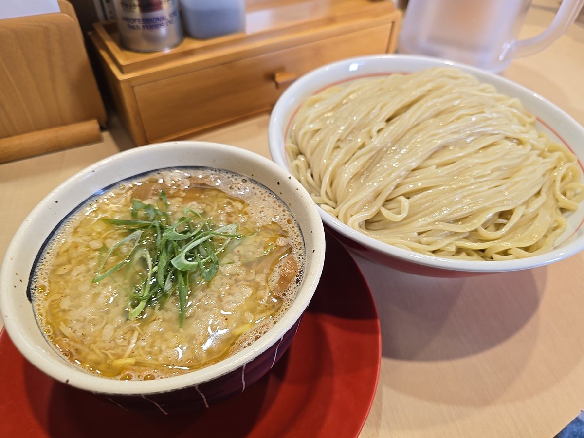 come_back_yz's tweet photo. 麺屋えぐち さんの 塩つけそば (背脂TP/メガ盛600g )

グッとした弾力性ある平打ち麺は口当たり＆啜り心地抜群🥰噛む度に広がる小麦感もスゴイ😋
キレある塩ダレのつけ汁は素材の旨味と風味満点✨麺との相性＆バランス感も抜群で最高に美味🤤 https://t.co/VDvX2Z6EZp