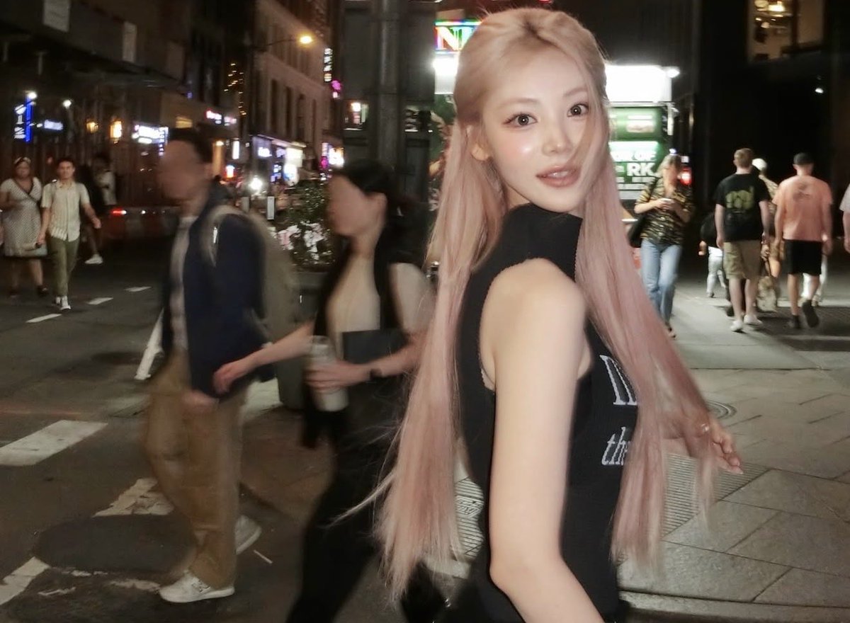 Gb1in's tweet photo. This "Story from the city, stories from the sea" moment. #jinsoul #proudorbit https://t.co/8VSTj527a9