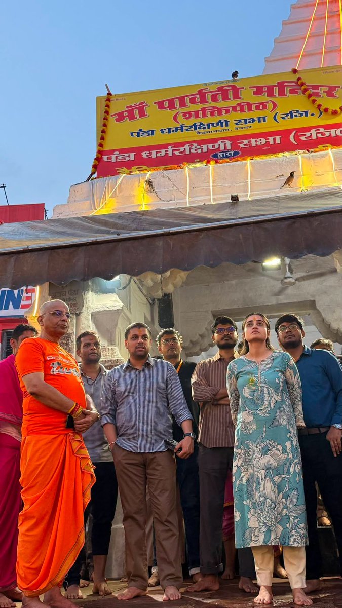 DCDeoghar's tweet photo. राजकीय श्रावणी मेला, 2026 के चौथे दिन श्रद्धालुओं के सुगम व्यवस्था को लेकर अहले सुबह बाबा मंदिर तथा आसपास के विभिन्न रूटों, पुलिस ओपी और प्रशासनिक शिविरों का निरीक्षण किया, ताकि बाबा नगरी आने वाले कांवरियों को सुरक्षित, सुव्यवस्थित और आध्यात्मिक वातावरण मिल सके।
@JharkhandCMO https://t.co/EBrb6ogi8e