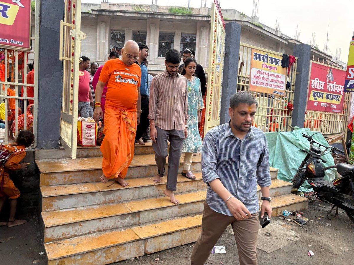 DCDeoghar's tweet photo. राजकीय श्रावणी मेला, 2026 के चौथे दिन श्रद्धालुओं के सुगम व्यवस्था को लेकर अहले सुबह बाबा मंदिर तथा आसपास के विभिन्न रूटों, पुलिस ओपी और प्रशासनिक शिविरों का निरीक्षण किया, ताकि बाबा नगरी आने वाले कांवरियों को सुरक्षित, सुव्यवस्थित और आध्यात्मिक वातावरण मिल सके।
@JharkhandCMO https://t.co/EBrb6ogi8e