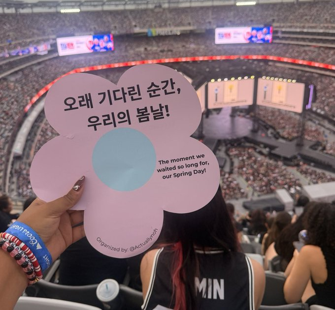 BARMYSTREAM's tweet photo. Os meninos viram o projeto das flores organizado pelas armys no show de hoje e comentaram que é muito gentil, e que eles são muito gratos

"O momento pelo qual esperamos tanto, nosso dia de primavera"

#BTS_WORLDTOUR_ARIRANG
#BTS_WORLDTOUR_ARIRANG_EASTRUTHERFORD https://t.co/yL5oh1eL2T
