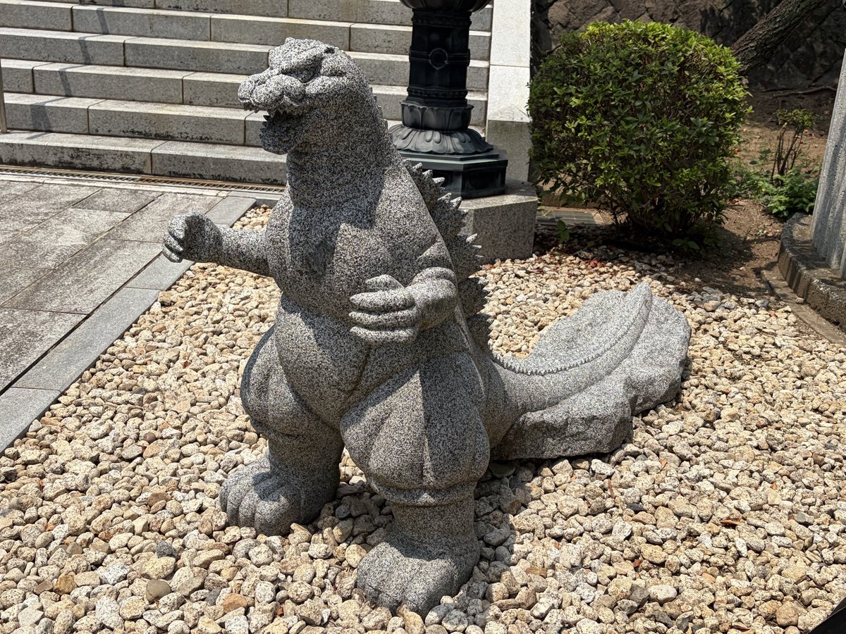 koitantan6634's tweet photo. 今日は近くの普光寺さんのお施餓鬼。こうやくんがお出迎え😊
四国八十八ヶ所の砂が敷き詰められていて、弘法大師様の足下にあるワラジにお水を掛け、域内のお砂を踏みしめながらお参りすると四国八十八ヶ所を巡ったと同じご利益があるんですって。ゴジラもびっくり🫢
お団子🍡売ってまーす😬 https://t.co/Q1khlexcWE