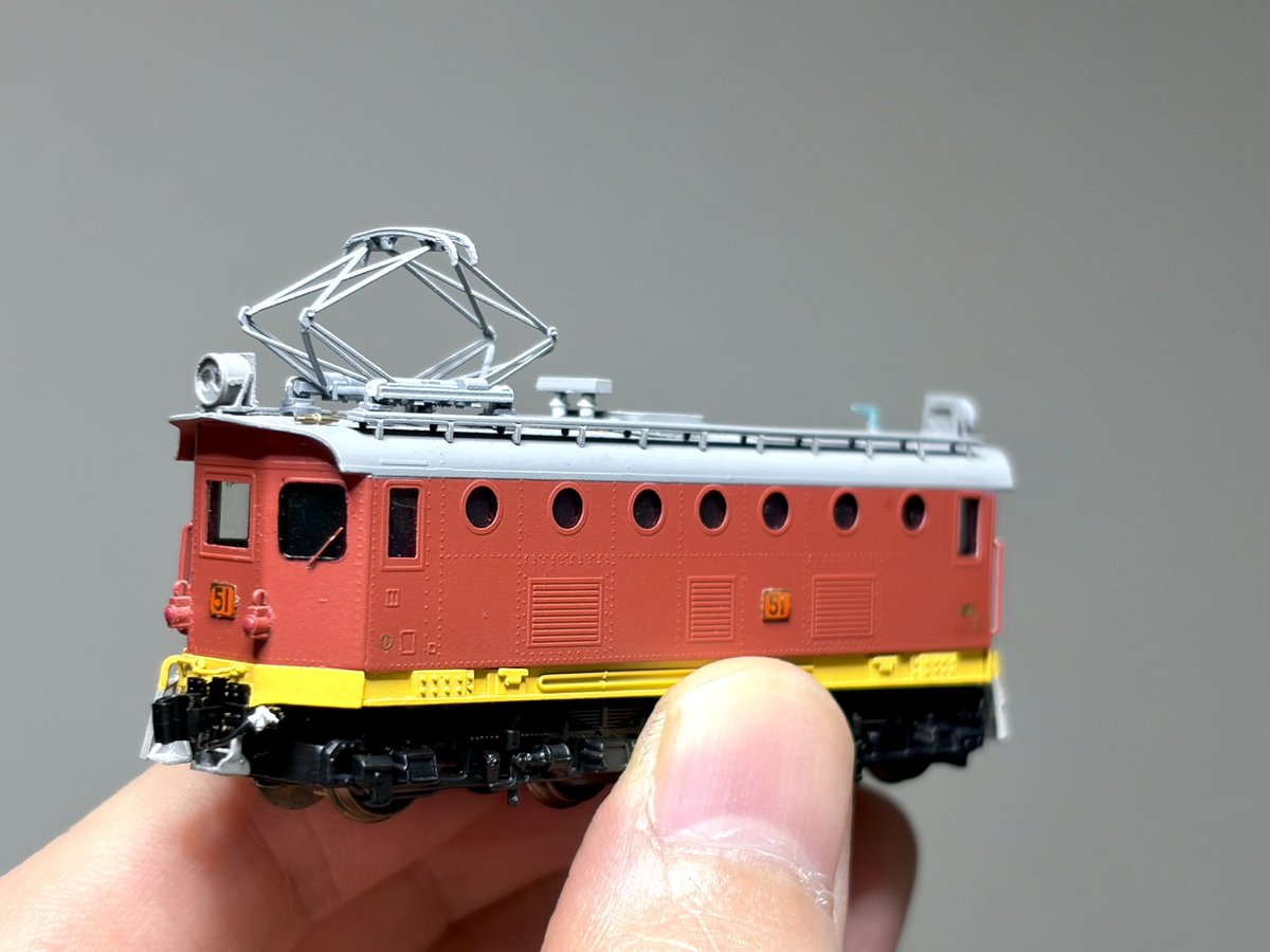 yutakki's tweet photo. いろいろ製作所のパンタグラ���を入手したので近鉄デ51に取り付けました。この「汎用旧型パンタB横碍子・大型」はたぶん三菱のS-514型がプロトタイプになっているので古い機関車や電車によく似合います。そのままだと高さが少し足りなかったのでプラ材でパンタ台を作りました。 https://t.co/XQKrtGMaRs