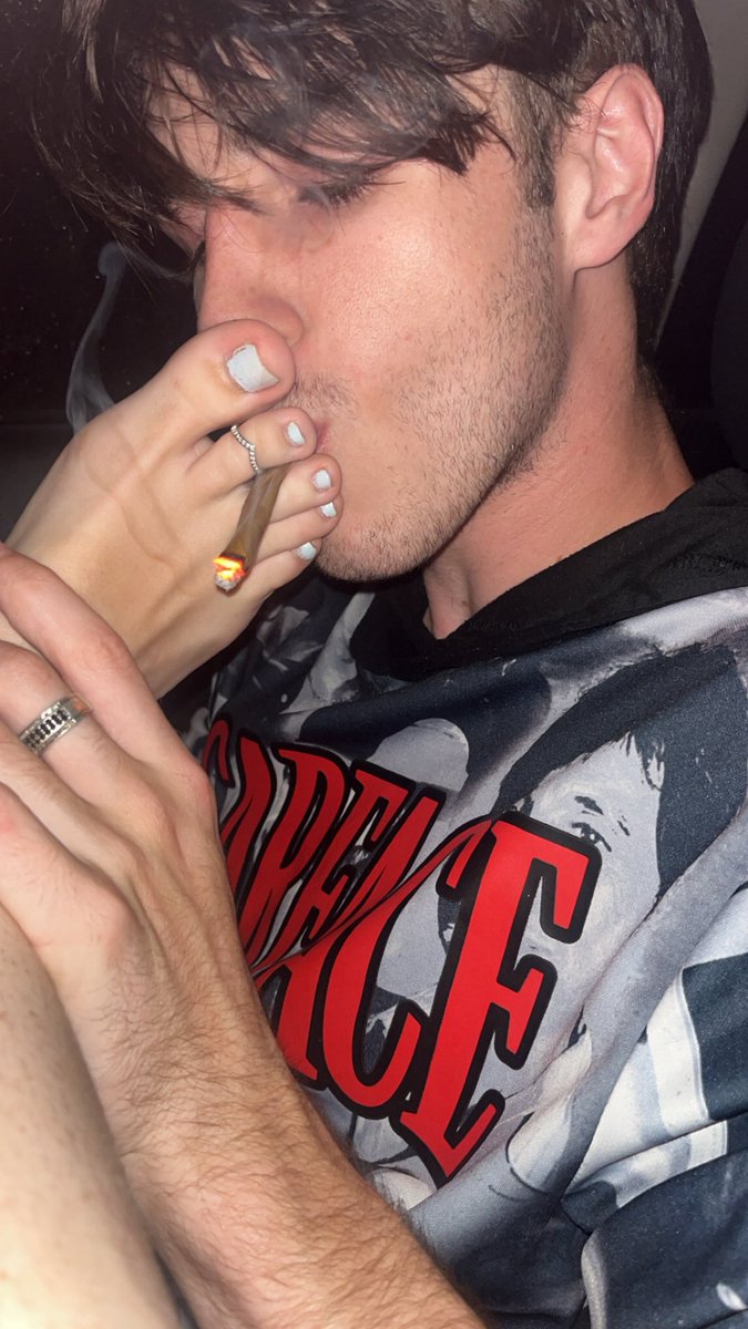 GodessJade2006's tweet photo. My Munches fav way to smoke 😂
Wanna see what else I can do with my feet? Active & Doing calls let’s get creative
#sellingcalls #nsfwtwtًً #feetfetısh #feetworshi̇p #findom #teenagegirl #cuckquean #relationshipmeme https://t.co/XGoYlaQHgV