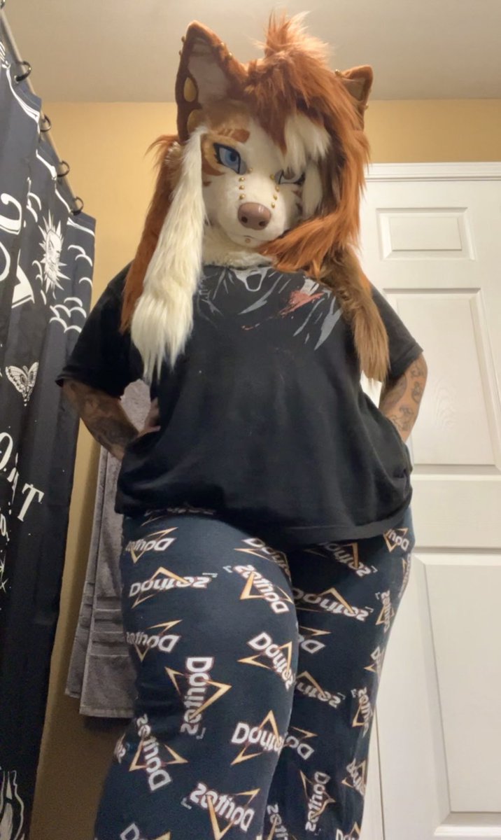 PeachiiYeenAD's tweet photo. Baggy shirt magic ✨ https://t.co/HBbp23Rh7D