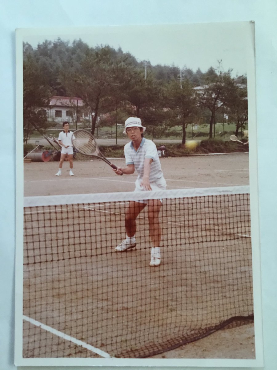 NoboruTama0505's tweet photo. 田丸は1977年に27歳でテニスを始めると、熱中してクラブに通った。それが将棋にいい影響が及んだ。79年に順位戦でB級２組、81年にB級１組へ昇級した。将棋の研究生活と、体を動かすのがいいバランスになった。写真は、テニス仲間と行った軽井沢での合宿。ネット際のボレーが得意技だった。 https://t.co/QooRCPukRi