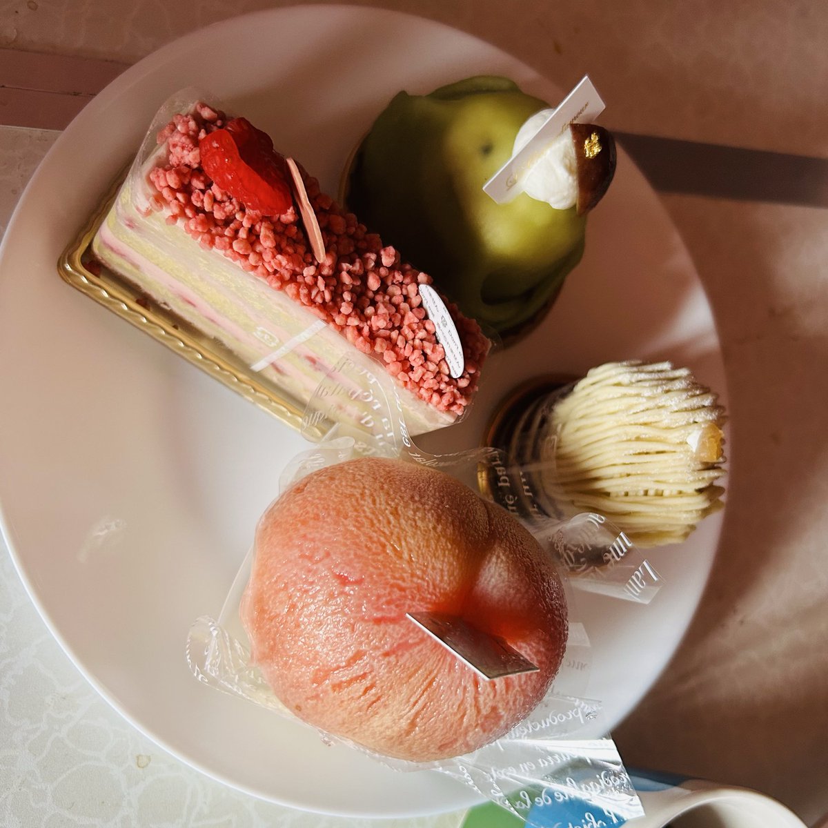 ud7ixbs7's tweet photo. ケーキ食べたくて、久しぶりにスリジェ行ったのよ。
桃、丸ごと乗っかったタルトあったのよ。
お口の中で果汁が溢れまくってるのよ。
ああ、幸せなのよ🫠
4個ペロッと食べちゃったのよ。 https://t.co/FAtWOb2P43