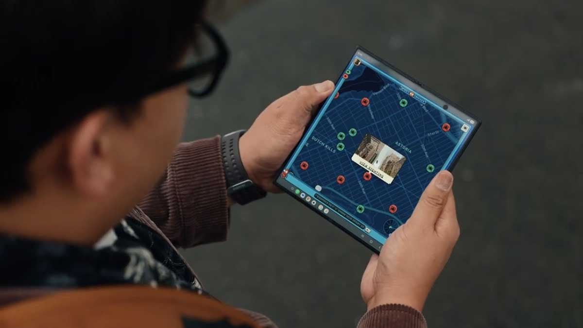yaritogori's tweet photo. スパイダーマンBND、今回Galaxyがスポンサーの関係でピーターがZflip(縦型)でネッドがZfold(横型)の折りたたみスマホ使うんだけど、なんか二人とも離れててもガジェオタだから趣向がなんとなく似てるって感じにもなって好き。 https://t.co/SpO3eaD8Ou