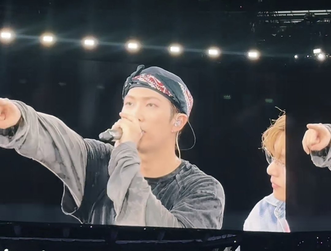 Yoon_kookie97's tweet photo. Namjoon said his teenage idol Hip Hop legend NAS was in Audience, saw them perform a sold out show tonight &amp; how greatful he was to have the person who inspired him to become a rapper see him perform tonight 🥹 https://t.co/Z6QXouetjJ