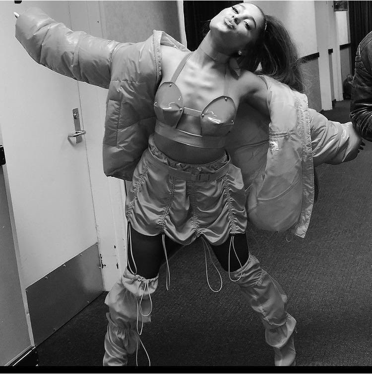 envythel3aves's tweet photo. ariana’s sternum has always looked this way - even in 2019 when her body was a little different than her normal body when she was drinking on anti depressants. the conversation isn’t even coming from a place of concern it’s just straight up bullying &amp; such a false narrative https://t.co/GvxLgyiZYs