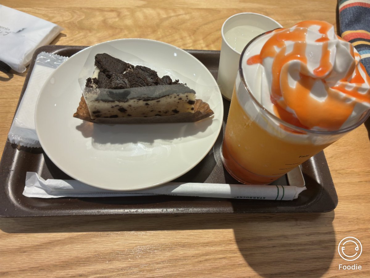 Longing_person's tweet photo. マック行ってからスタバろうと思ってたけど時間配分と暑いから先にスタバレになった

マンゴーケーキ迷ったけど果実同士被ってもアレなのでチョコチップ＆チーズケーキにひた

美味い

映画館にちいかわグッズあるか見に行ったけど無かったわ https://t.co/Q4GM0jqGF2