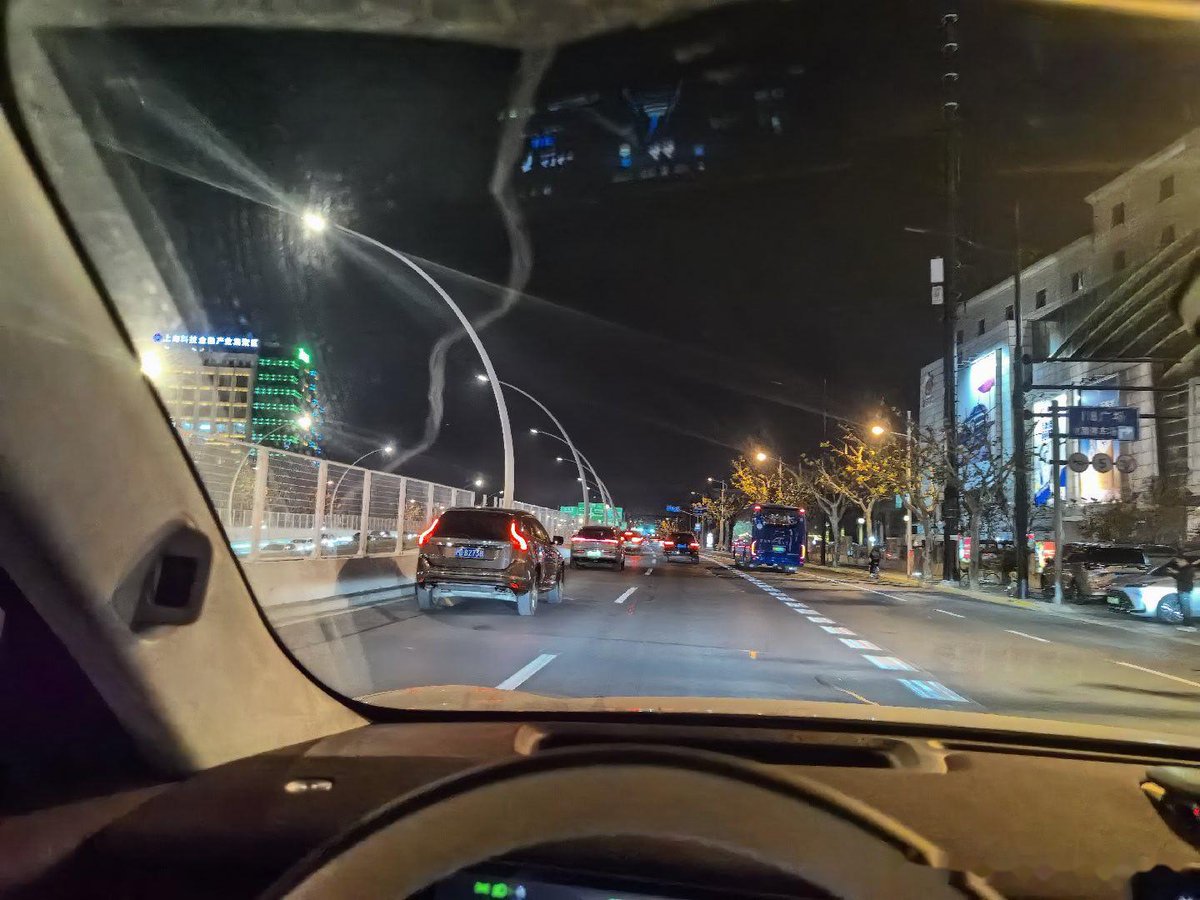 ssuaksning's tweet photo. 从每天挤地铁到现在开车通勤，下班还能顺路买爱吃的糖水，日子居然悄悄变舒服啦～ https://t.co/ZvfvKfOSb5