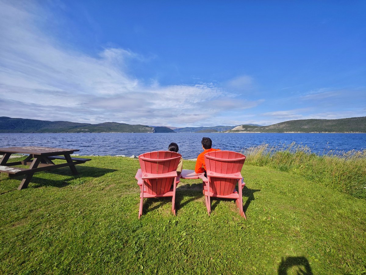 dereklee0329's tweet photo. #Newfoundland Day 7 Gros Morne - Merritt's Harbour
​终于要离开Gros Morne这个漂亮的国家公园了，好山好水。
一路开向Twillingate，回头再去尝试一下观鲸。可惜今天天气依然不好，全天气垫船的观鲸都取消了，即使近海看起来好像天气还可以，但是外海风浪很大，出于安全原因，取消了。
小走海边trail https://t.co/PazpAE7imA