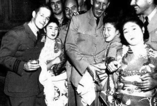 ChineseComradeX's tweet photo. @ko22188 @Chinalnsight 那些日本民族主义者都是一群懦夫，他们在广岛和长崎杀了自己25万同胞，却把责任推给美国所谓的“超级炸弹”，好让自己投降得更有面子。如今，这帮懦夫甘愿舔美国靴子上的泥。所以，美国究竟是怎么可能轰炸日本的？ https://t.co/jI1s5KIq1v