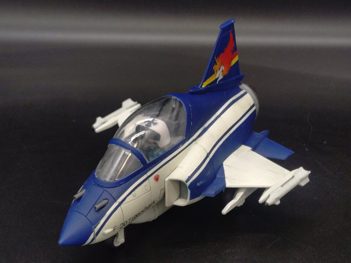 unspacy_vfx's tweet photo. フリーダムモデル コンパクトシリーズ エリア88 F-20 タイガーシャーク “風間真”、完成♪

いわゆるたまごヒコーキ。
尾翼のデカールはX-29の余剰分、機首の文字はマソモデルのやつを大文字、小文字、数字と3枚使用。これの方が金かかってると言う…

#エリア88 https://t.co/Xj9ZOIGbg9