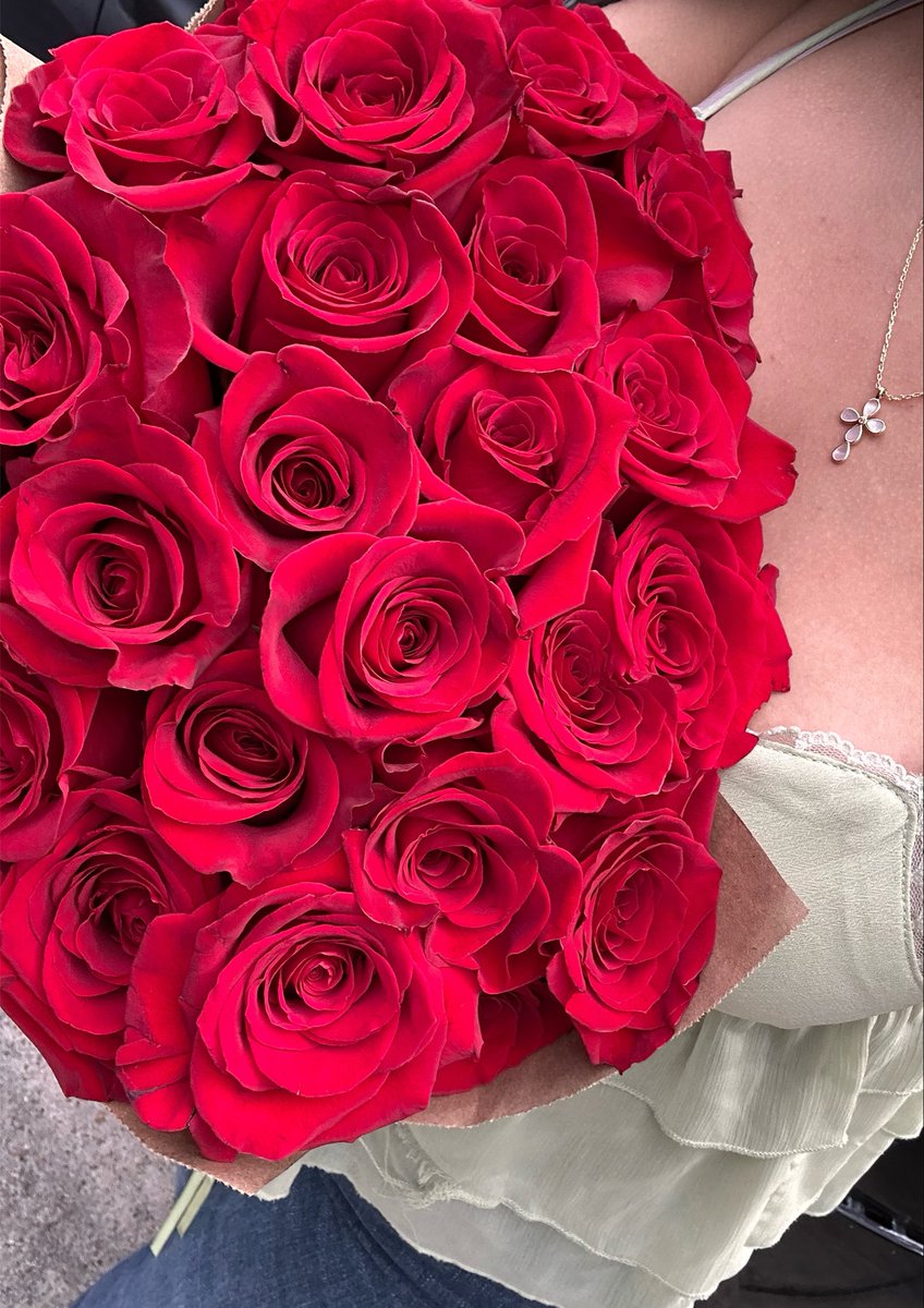 bonddno9's tweet photo. bf in mexico &amp; i still got me flowers for gf day 💕 https://t.co/NMgYjQaTeO
