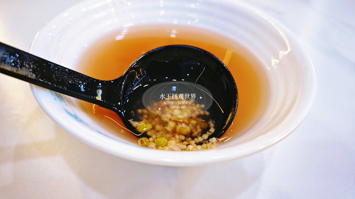 illiiliv's tweet photo. 深夜的胃，总为一碗热粥留着空位——今天的粥底飘着桂花香，配一碟脆萝卜，晚风钻进店门的间隙，也裹着细碎的暖。， https://t.co/0zoZOyShPP