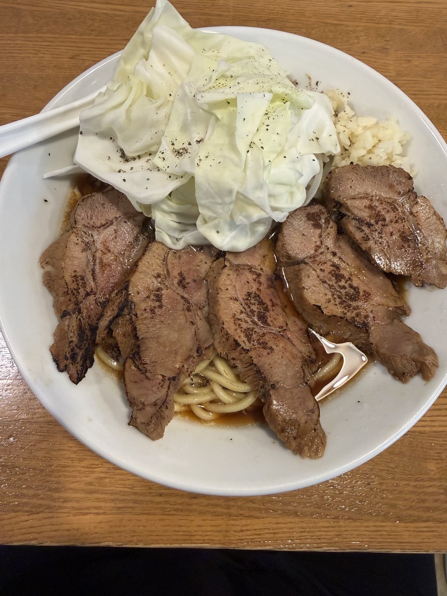 kou0814's tweet photo. 麺屋 にじ丸🌈

ブタ丸らーめん
ミニレアチャ丼

やっと初訪出来ました✌️うわースープめちゃくちゃ美味い！優しいけどちゃんと旨味がすごい！麺も中太で好き👍ブタがやばいです最高です🫡キャベツがスープに浸るといい感じになるの素晴らしい👏レアチャ丼も完璧💯勉強会参加して良かった！

ごちさん🤘 https://t.co/g5bHrJwHnJ