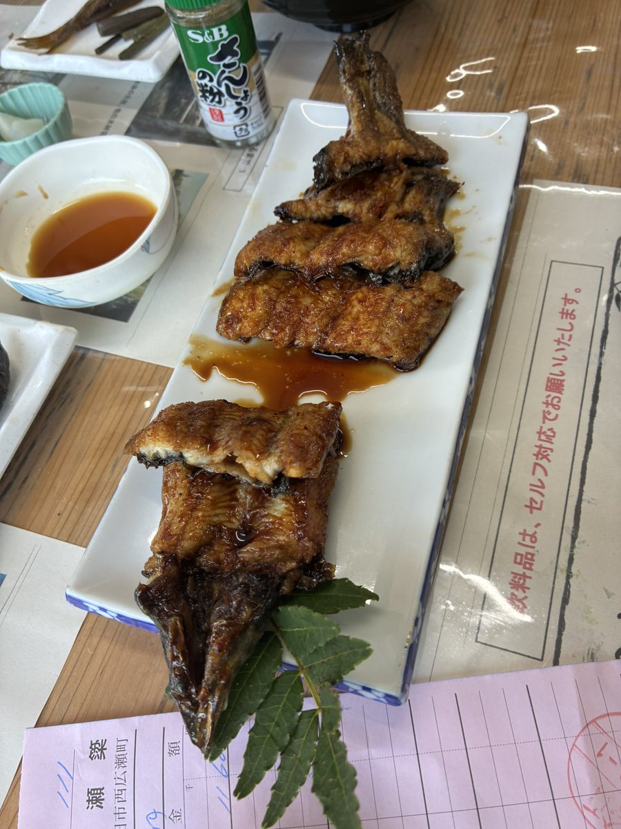 snaoko9's tweet photo. やなにて食ぶる鰻が
豫想以上に美味しかりき

また、晝にあらずして
夕方のやなの雰圍氣ぞよき

空きゐたれば、よきならむ https://t.co/gMxDCbriU9