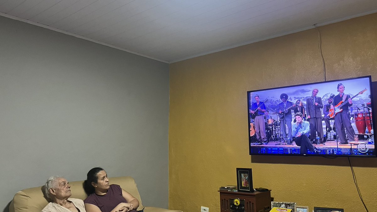 seueclipse's tweet photo. chorando na sala com meu avô e minha mãe assistindo o jão, desabafando que talvez eu nunca abrace ele nessa vida
ai to sensível não me toca https://t.co/VhZr9JvMOm
