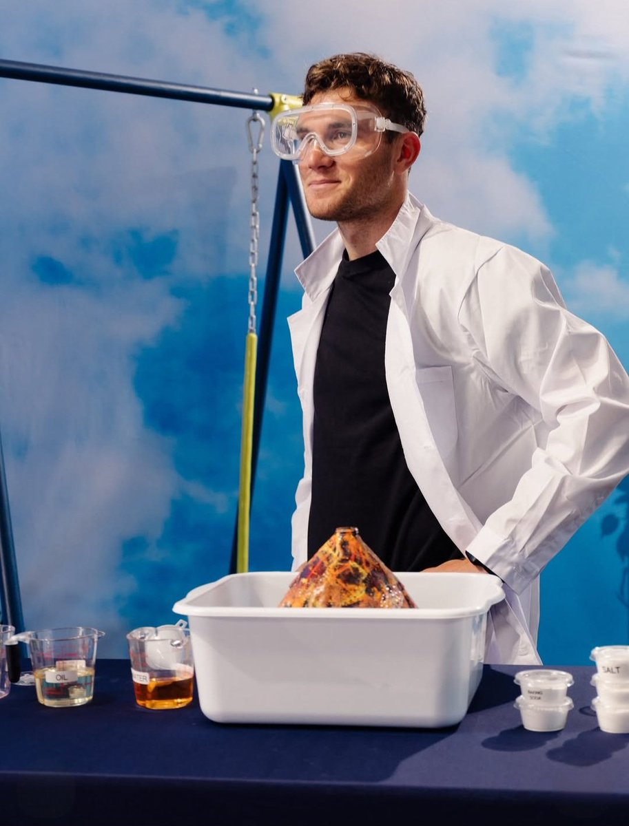Diomadrex's tweet photo. ładnie mu w tym fartuchu. mój mały kochany nerd. 🥼👨🏽‍🔬 https://t.co/w12NcFKLRF