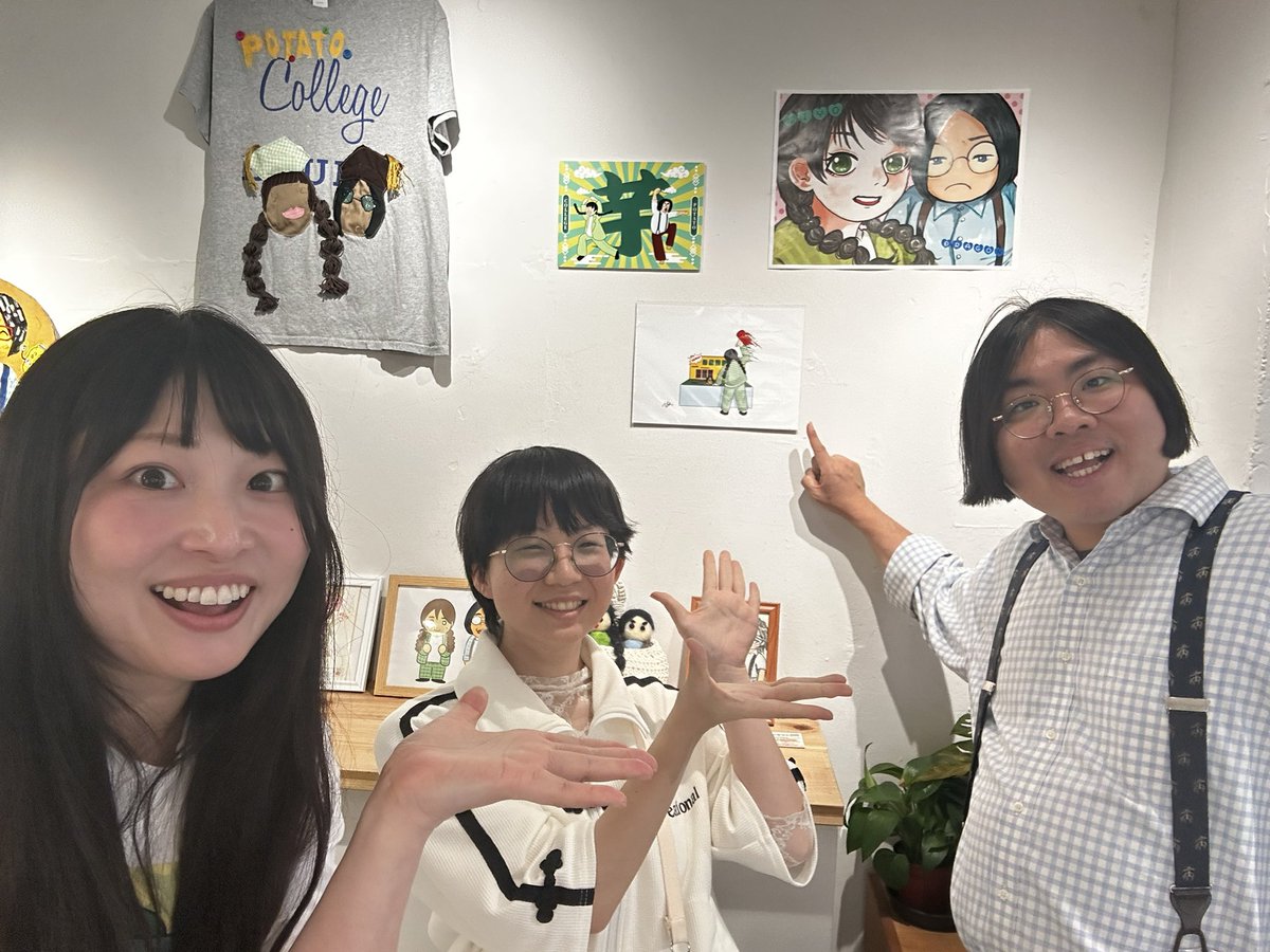 1076yn's tweet photo. #ポテトカレッジのファンアート展 に出展‼️
みんなの作品見たくて、仕事の間に行ってきた‼️
私の絵がすごく好評らしく、これには思わずコモダドラゴンも腕を解きにっこり
今日19時までだからみんな行こうね☺️💓

あとは人のぬいでぬい活したり、知ってるウガンダ人がすごくインバウンドだったりした https://t.co/iYncnNgYJW