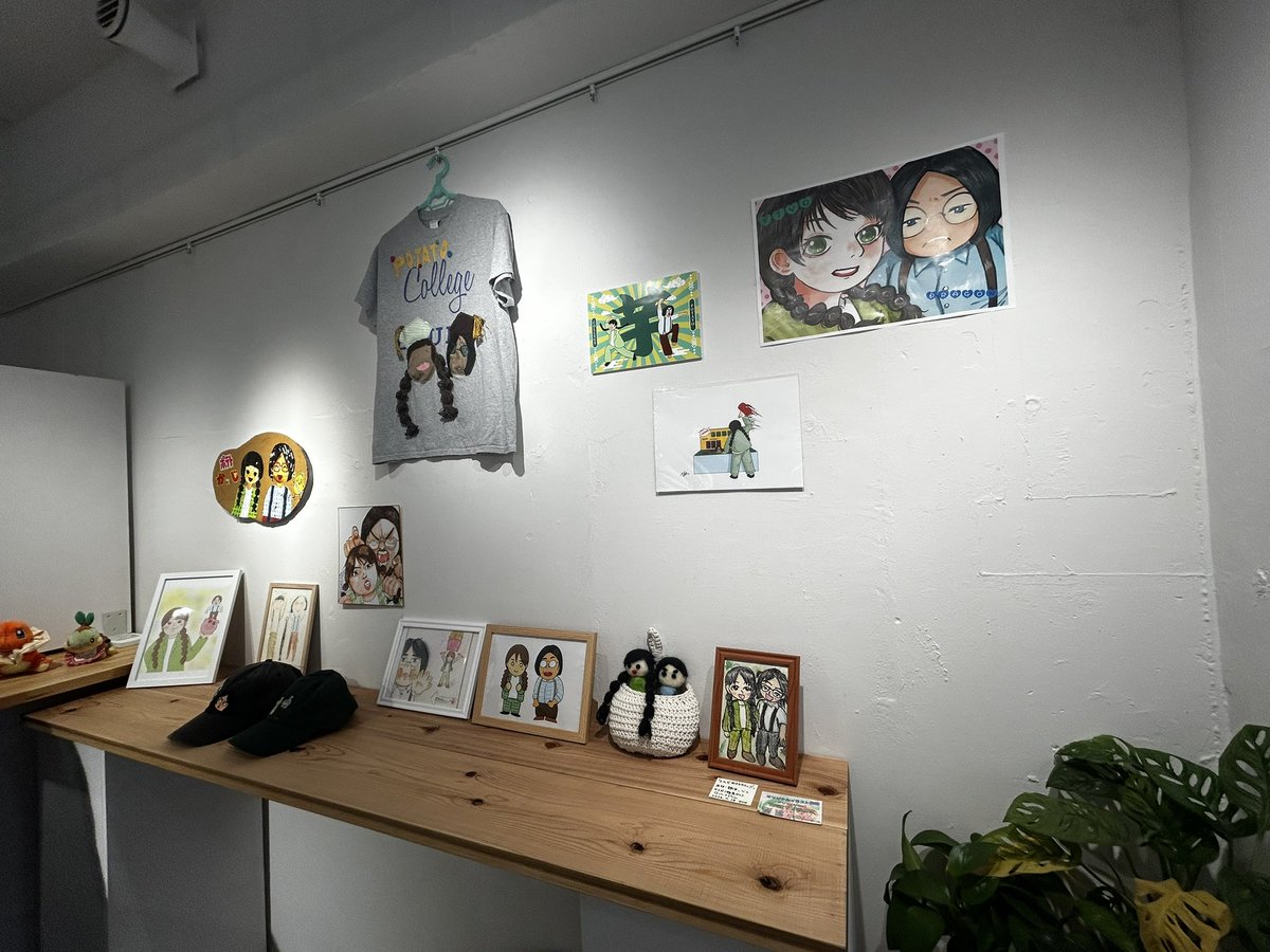 1076yn's tweet photo. #ポテトカレッジのファンアート展 に出展‼️
みんなの作品見たくて、仕事の間に行ってきた‼️
私の絵がすごく好評らしく、これには思わずコモダドラゴンも腕を解きにっこり
今日19時までだからみんな行こうね☺️💓

あとは人のぬいでぬい活したり、知ってるウガンダ人がすごくインバウンドだったりした https://t.co/iYncnNgYJW