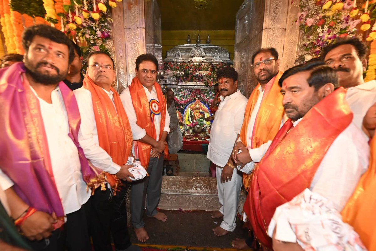 KTR__Updates's tweet photo. తెలంగాణ సంస్కృతి, సాంప్రదాయాలకు ప్రతీకగా నిలిచే బోనాల పండుగ సందర్భంగా సికింద్రాబాద్ ఉజ్జయిని మహంకాళి అమ్మవారిని దర్శించుకోవడం జరిగింది.

@BRSparty @KTRBRS 

#Hyderabad

#Bonalu https://t.co/PE3kT7DQyc