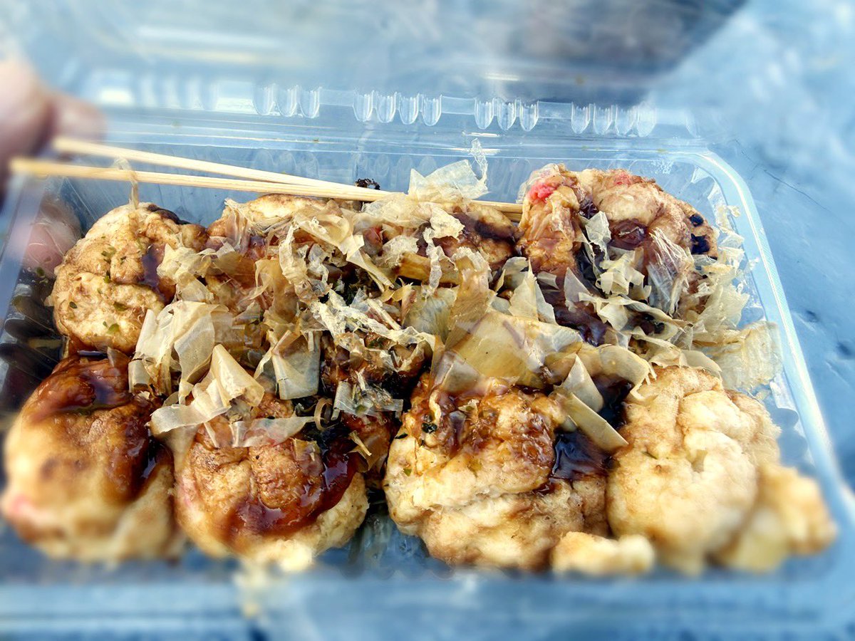 takoyaking010's tweet photo. 本日のタコ活3件目

たこやき（大玉）
8個1000円
しかないと言われた

高くて売れないためか
だいぶ作ってから
大分時間が経過して��て
中心部分まで火が通ってしまい
モタモタしていて
美味しくない…

オススメしません💦

#函館港まつり 
#たこやき https://t.co/3QPThhaQG5