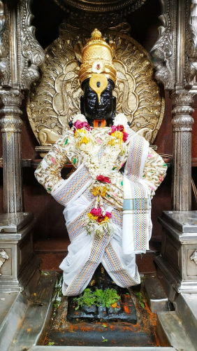MarathiRT's tweet photo. नाम घॆतां नुरॆ पाप ताप दैन्य  
हॊय थॊर पुण्य उचारितां || 
तुका म्हणॆ ऐसी उच्चारितां वाणी 
तॆथॆं अंतःकरणीं सुख हॊय || https://t.co/m6w3AuwmZS