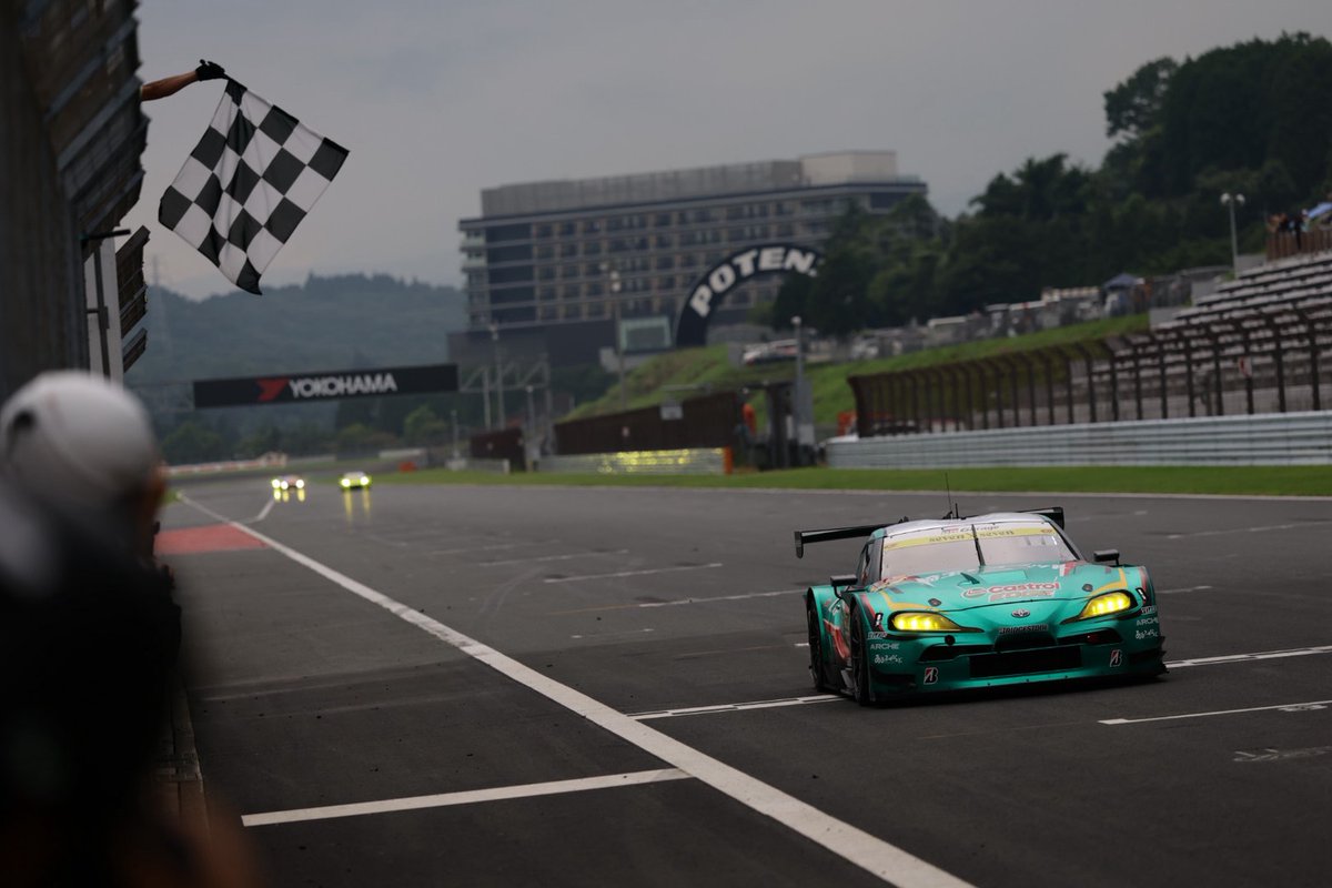 TOYOTA_GR's tweet photo. SUPER GT
Rd.4 富士スピードウェイ【決勝速報】🚗✨

#GRスープラがGT500で3位🥉 ＆ GT300で優勝🏆

✅GT500クラス
🥉 #37 Deloitte TOM'S GR Supra(笹原右京／ジュリアーノ・アレジ)が6番手から鋭い走りでオーバーテイクを重ね、レース中盤までに2番手まで浮上。終盤に惜しくも3位に下がってしまったものの今季初表彰台の3位フィニッシュ✨

4️⃣ #36 au TOM’S GR Supra(坪井翔／山下健太)
6️⃣ #38 KeePer CERUMO GR Supra(大湯都史樹／小林利徠斗)
7️⃣ #14 ENEOS X PRIME GR Supra(福住仁嶺／大嶋和也)
8️⃣ #39 DENSO KOBELCO SARD GR Supra(関口雄飛／サッシャ・フェネストラズ)
🔟 #19 WedsSport BANDOH GR Supra(国本雄資／阪口晴南)
全6台が入賞。

✅GT300クラス
🏆 #52 Green Brave GR Supra GT(吉田広樹／野中誠太)が6番手からタイヤ交換戦略でトップ浮上。後続との激しいトップ争いを制して今季初優勝🍾✨

7️⃣ #2 HYPER WATER INGING GR86 GT(堤優威／卜部和久)
[11] #60 Syntium LMcorsa LC500 GT(吉本大樹／河野駿佑)
[14] #31 apr LC500h GT(小高一斗／小山美姫)
[15] #96 K-tunes RC F GT3(新田守男／高木真一)
までが入賞。

熱い応援をありがとうございました!!!

#SUPERGT