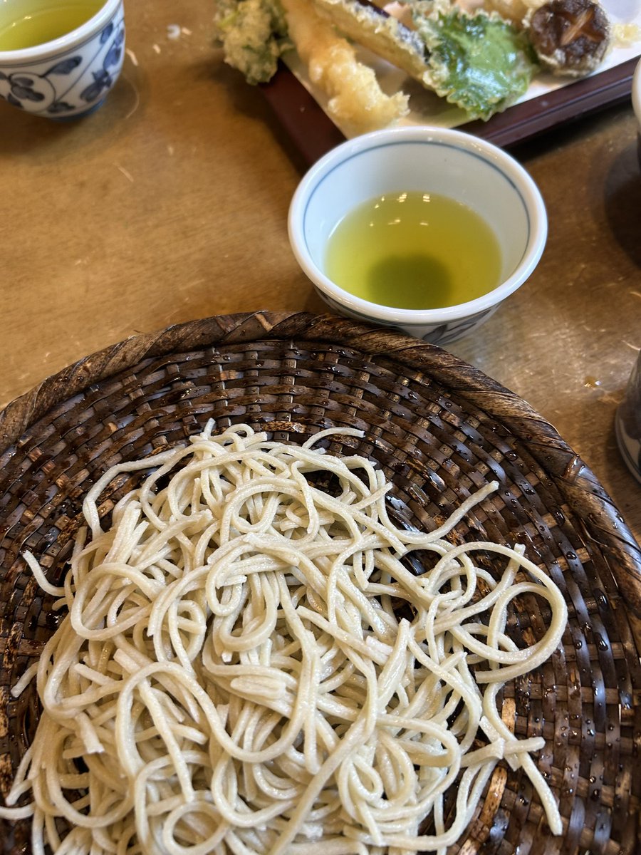 maho_k's tweet photo. 夏の深大寺が好きだ。ここでお蕎麦を食べて、風鈴の音を聴きながら暑い暑い言いながら参拝して散策して満足。
同じ都内とはいえ、ノスタルジックな風景で蝉が大合唱で小川のせせらぎも聴ける。こんな所に住みたい……が通勤時間が今の2倍以上になりそうだな、、
https://t.co/z555DVyS39 https://t.co/S0A2TxJQph
