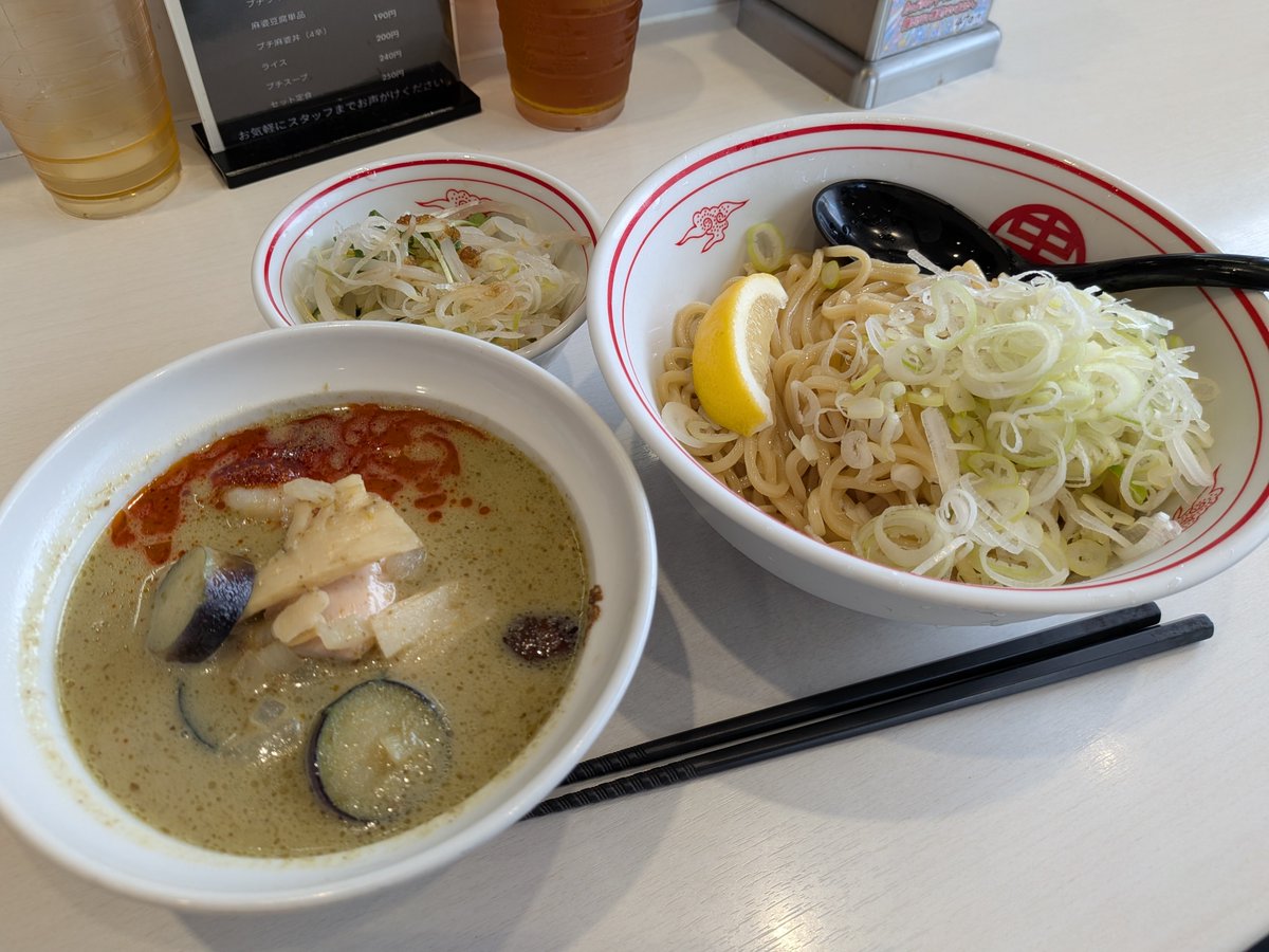 TurtlexQuestion's tweet photo. #つけ麺　#中本　#南船橋
「蒙古タンメン中本船橋」
海老恋タイカレーつけ麺＋冷製ナムル

鼻と舌を心地よく駆けるココナツミルクと特製スパイスオイルの風味、タイ料理屋裸足の本格派。海老・鶏・茄子・筍と具材ゴロゴロで大満足。ナムルの胡瓜が良い箸休め。
後はパクチーの安定供給を祈りませう。 https://t.co/Onk171QwLl