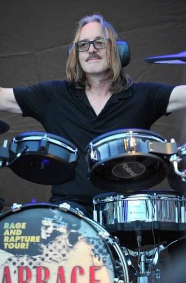 MaxxGhe's tweet photo. 02/08/1955.
Bryan David "Butch" Vig nasce a Viroqua, nel Wisconsin.
È noto per avere prodotto "Nevermind" dei Nirvana nel 1991 e per essere membro dei Garbage dal 1993.
Garbage - "I Think I'm Paranoid": https://t.co/QKWh1ayW1p
#ButchVig
#Garbage https://t.co/ydRKX8YU9z